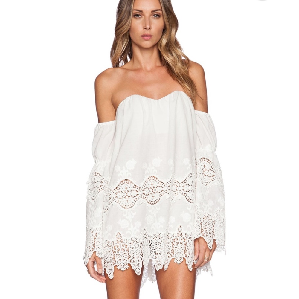 Stone Cold Fox off shoulder top. Size med-large white georgia lace